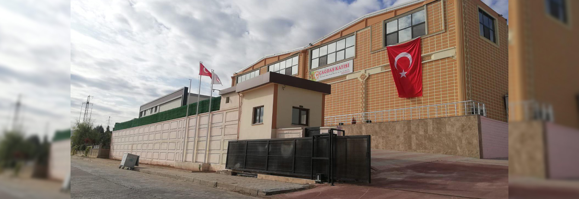 Production in a 5000 m² indoor area.